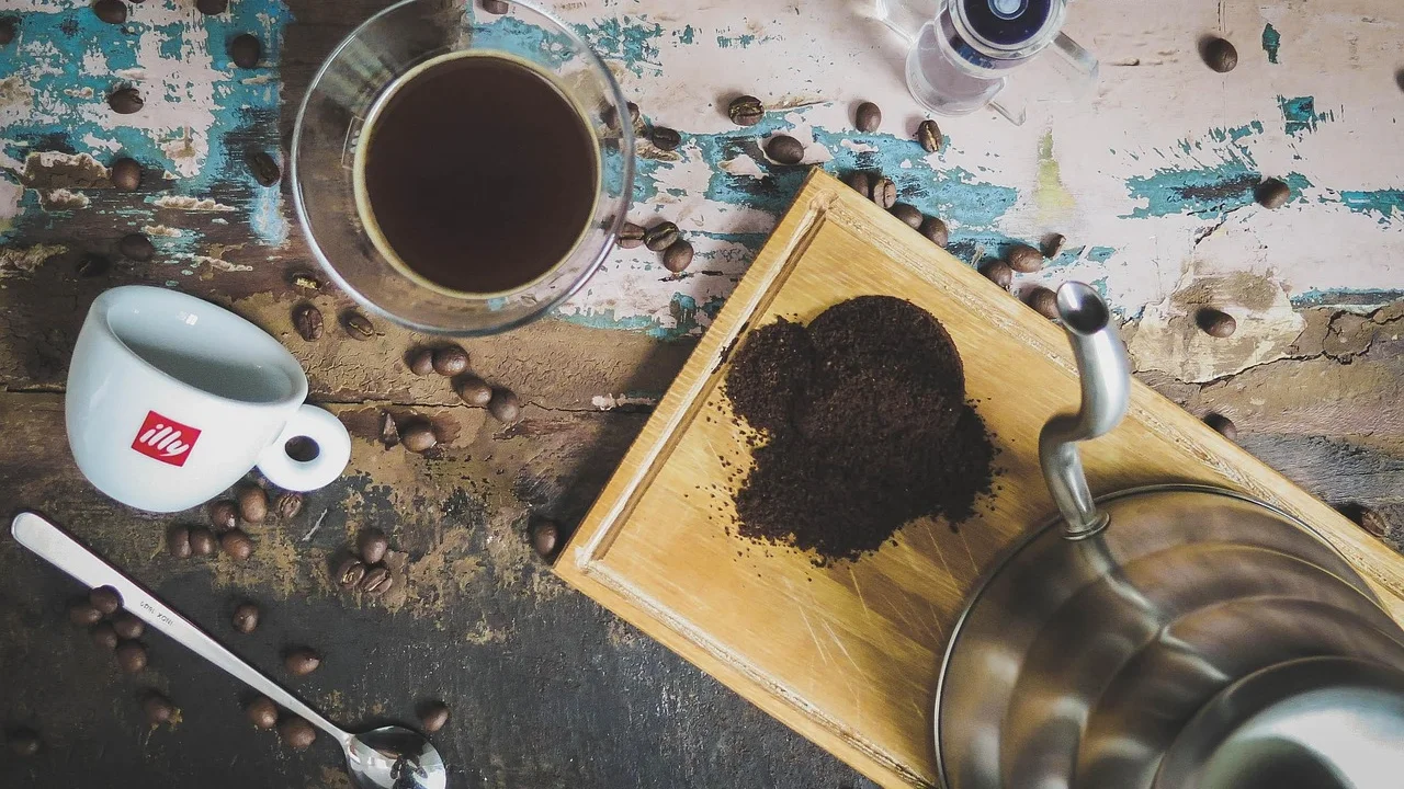 Xícara de café coado recém-preparado sobre uma mesa de madeira.