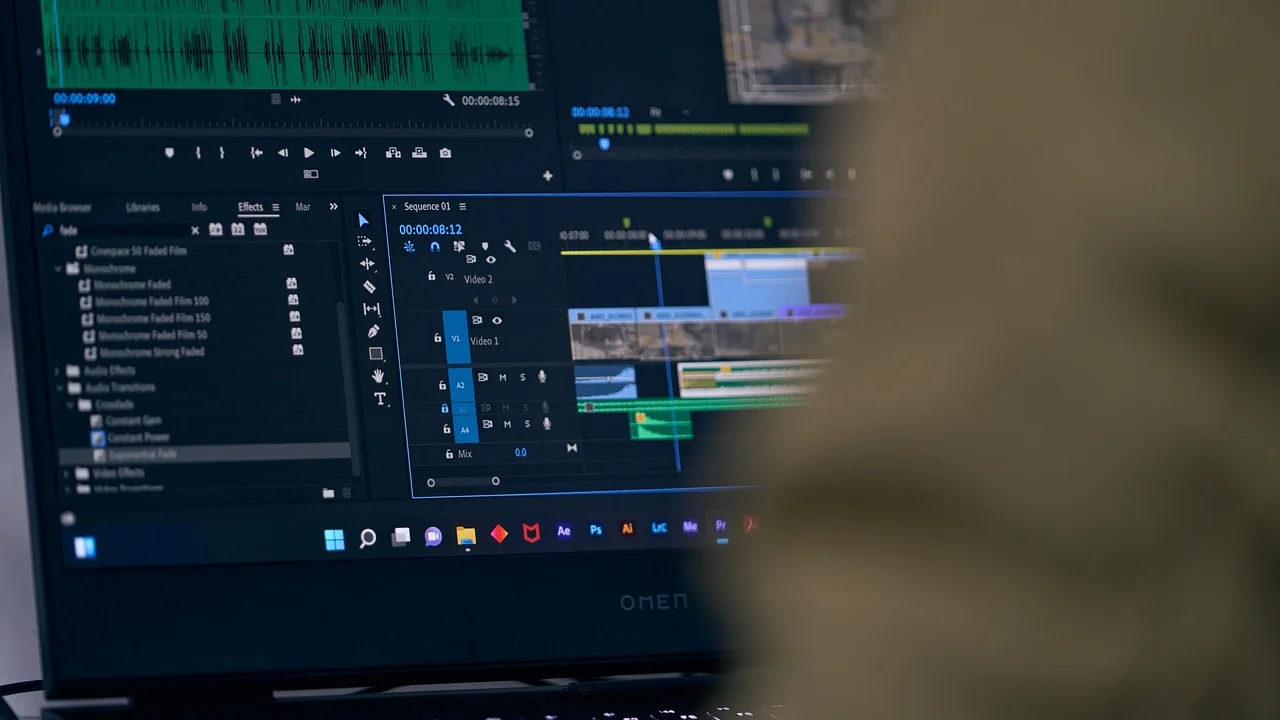 Tela de editor mostrando clipes, trilha sonora e textos.
