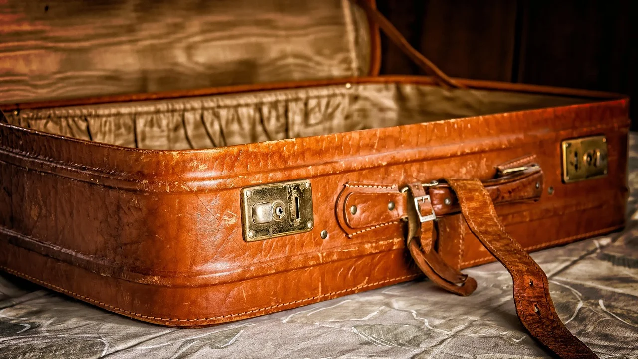 Viajante consulta roteiro e documentos no aeroporto.