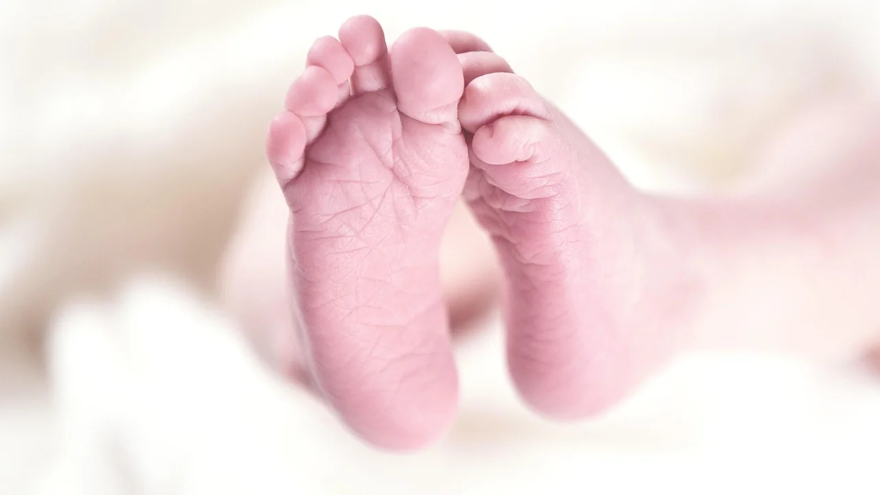 Atendimento de registro civil em cartório ou maternidade.