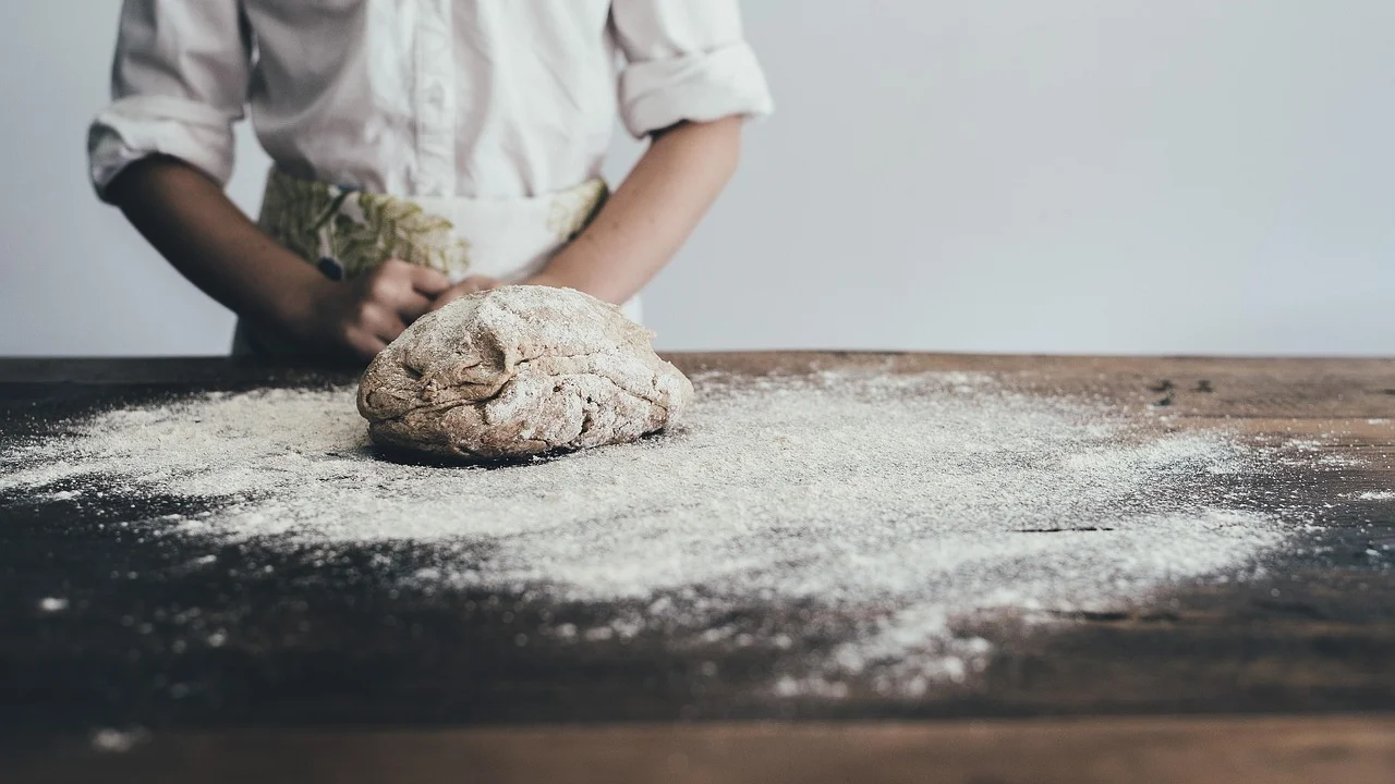 Pão modelado em forma antes de ir ao forno
