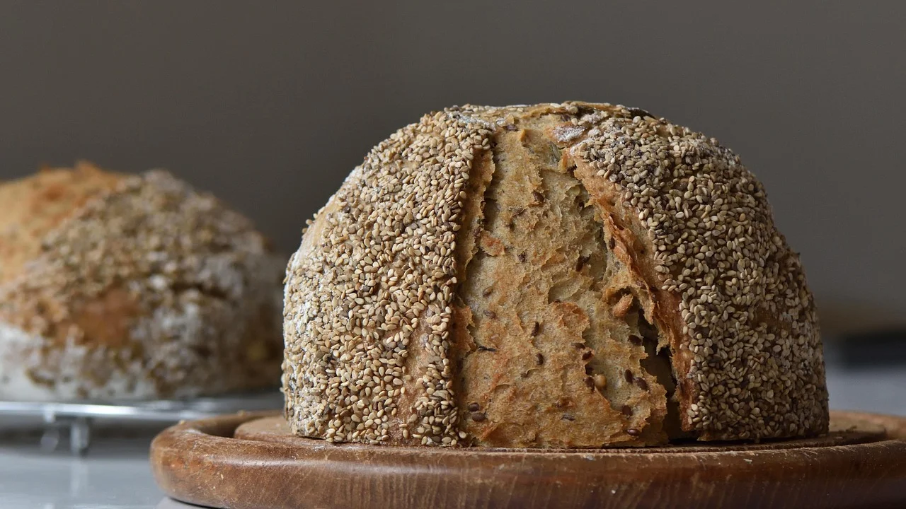 Pão caseiro dourado e fatiado após esfriar