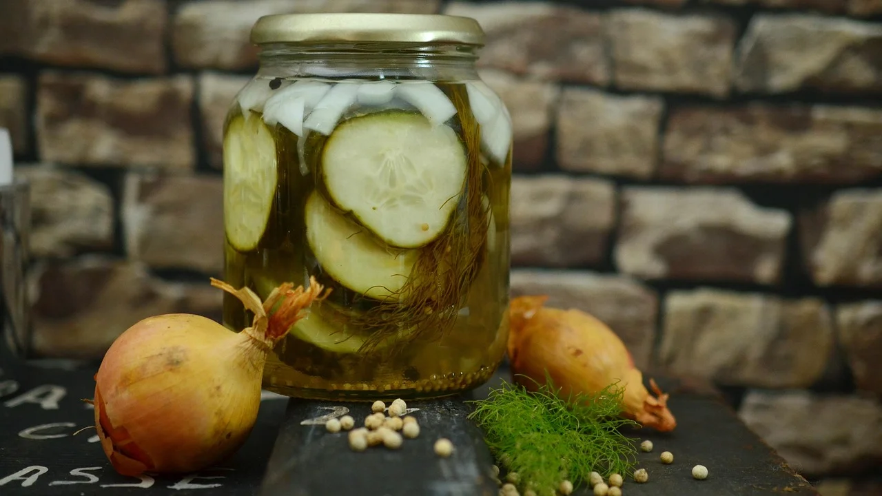 Legumes frescos preparados para uma salmoura com vinagre