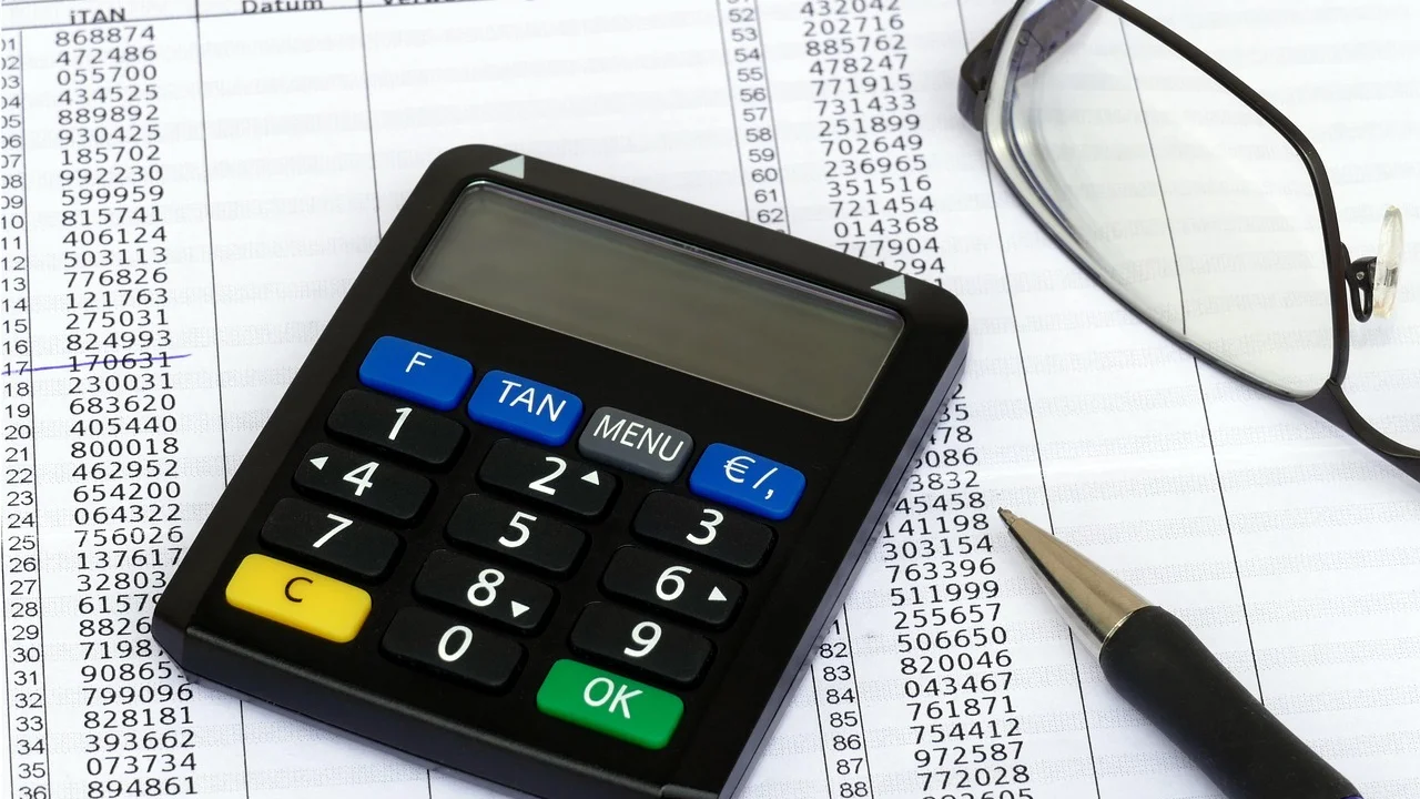 Aplicativo de banco exibindo opções de transferência de salário.