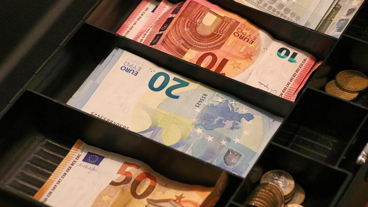 Atendimento bancário orientando sobre conta-salário e portabilidade.