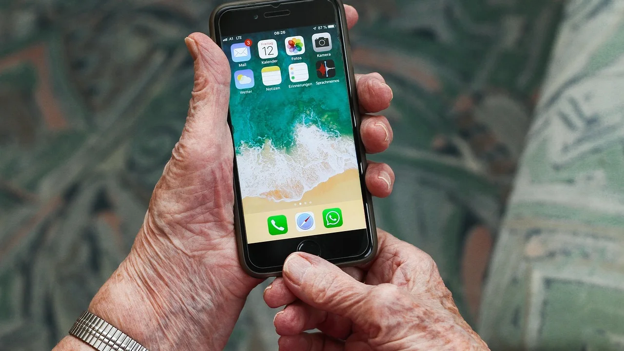 Biometria facial no smartphone em ambiente bem iluminado.