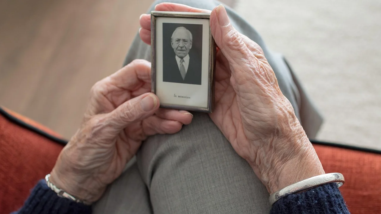 Tela de celular e documentos organizados para validação cadastral.