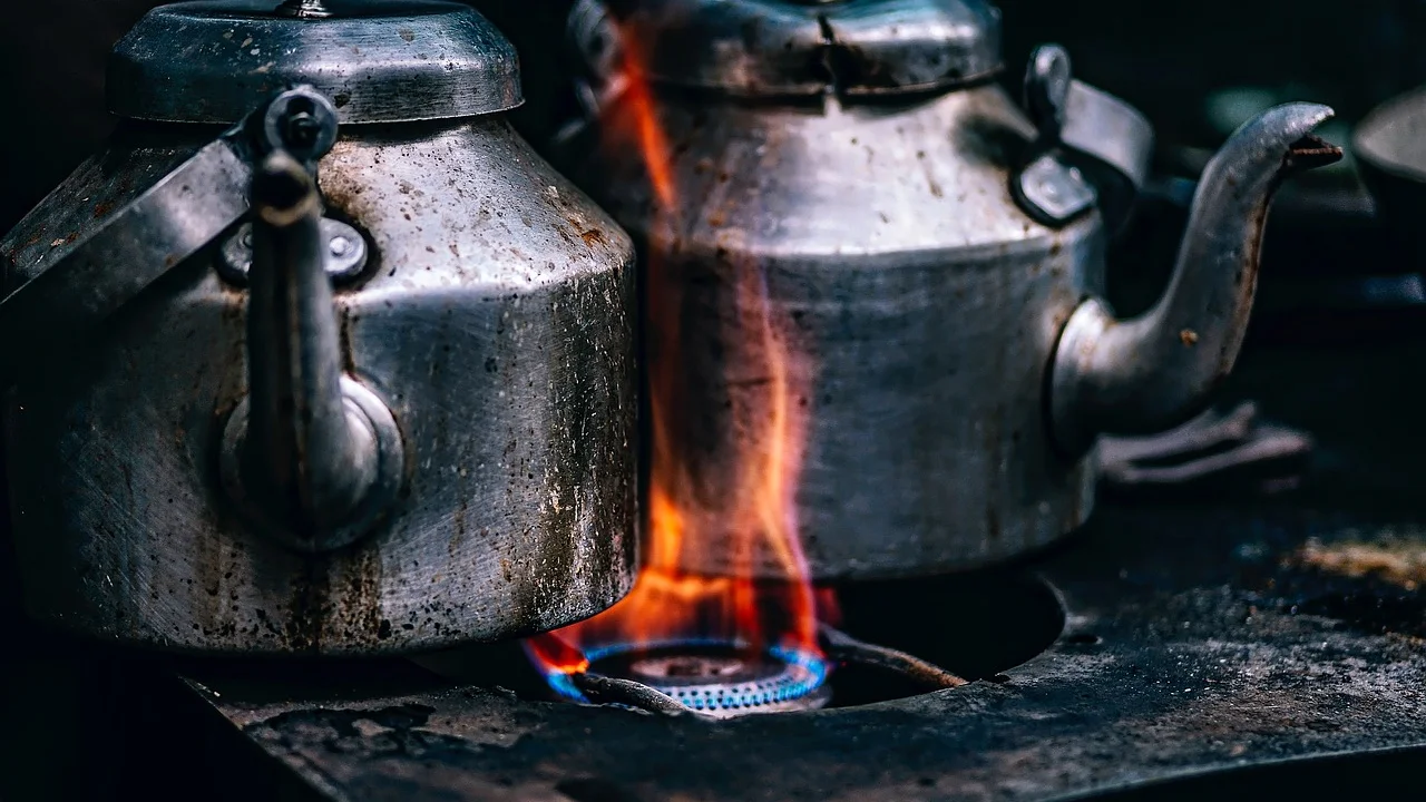 Utensílios básicos organizados em uma bancada de cozinha