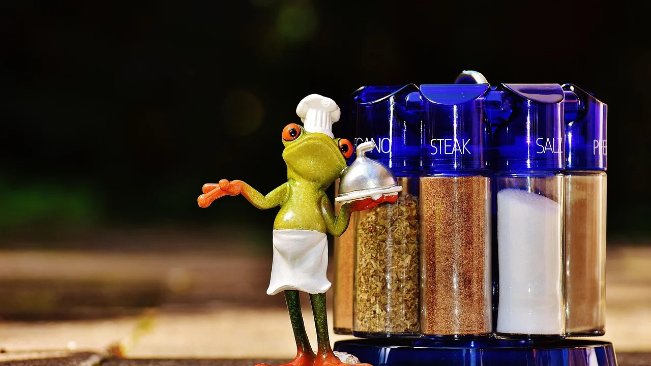 Assadeira com legumes e proteína pronta para ir ao forno