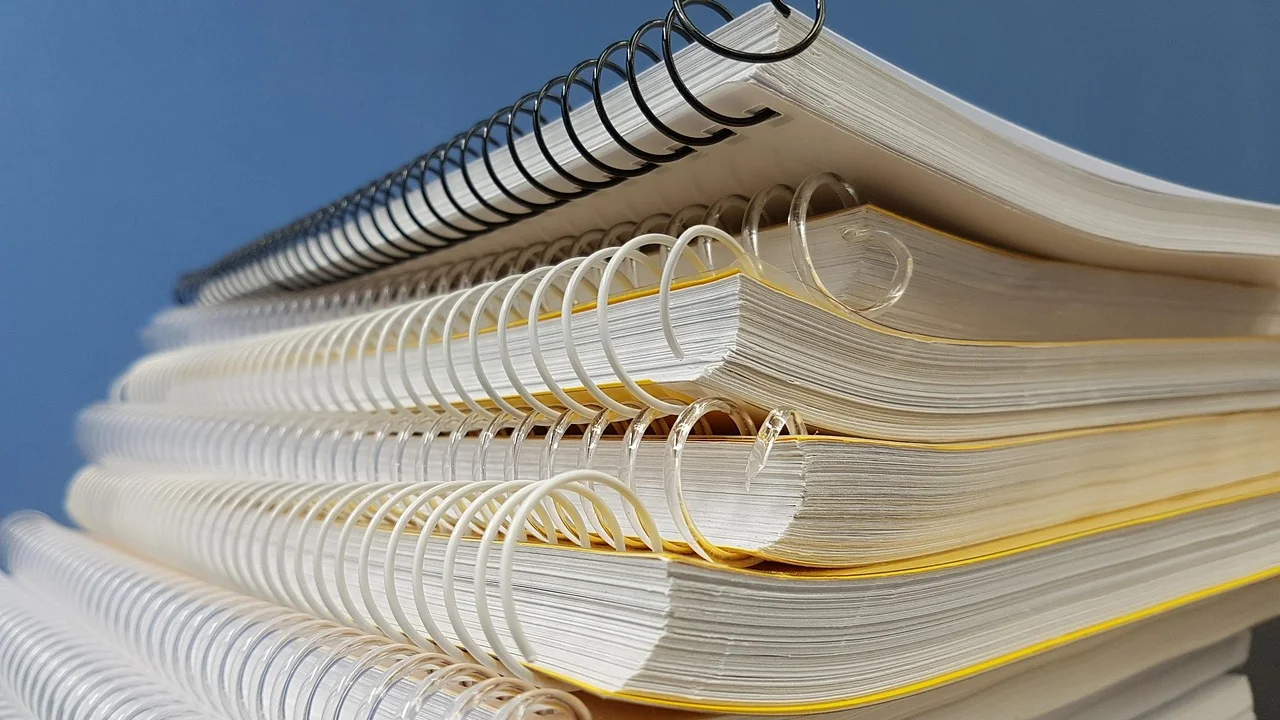Caderno aberto com tópicos e palavras-chave destacados.