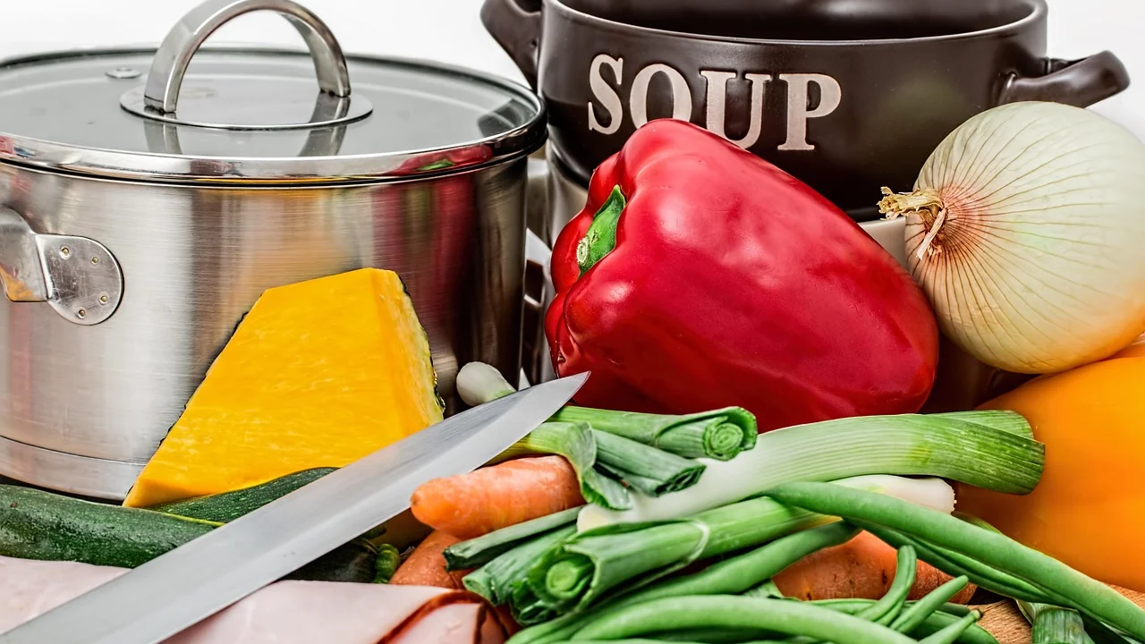 Sopa colorida preparada com legumes e ervas frescas.