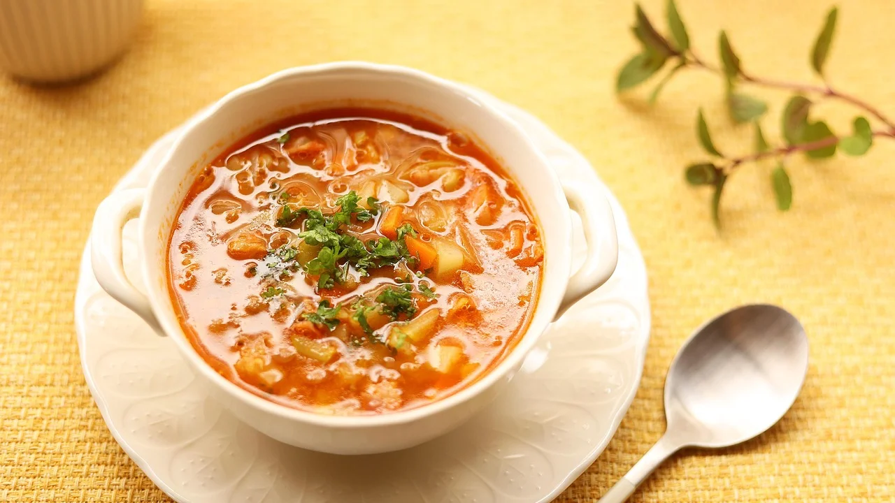 Legumes sendo refogados em panela antes da adição do caldo.