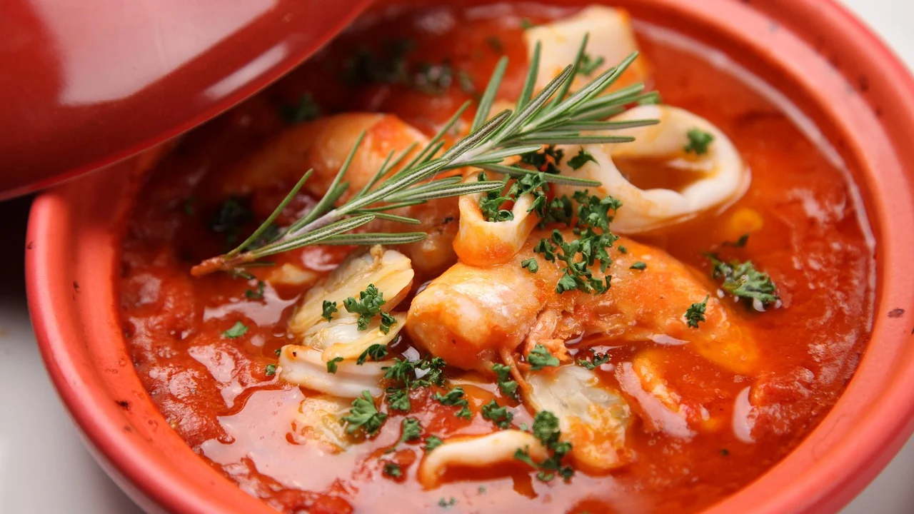 Porções de sopa armazenadas em potes para refrigerar ou congelar.