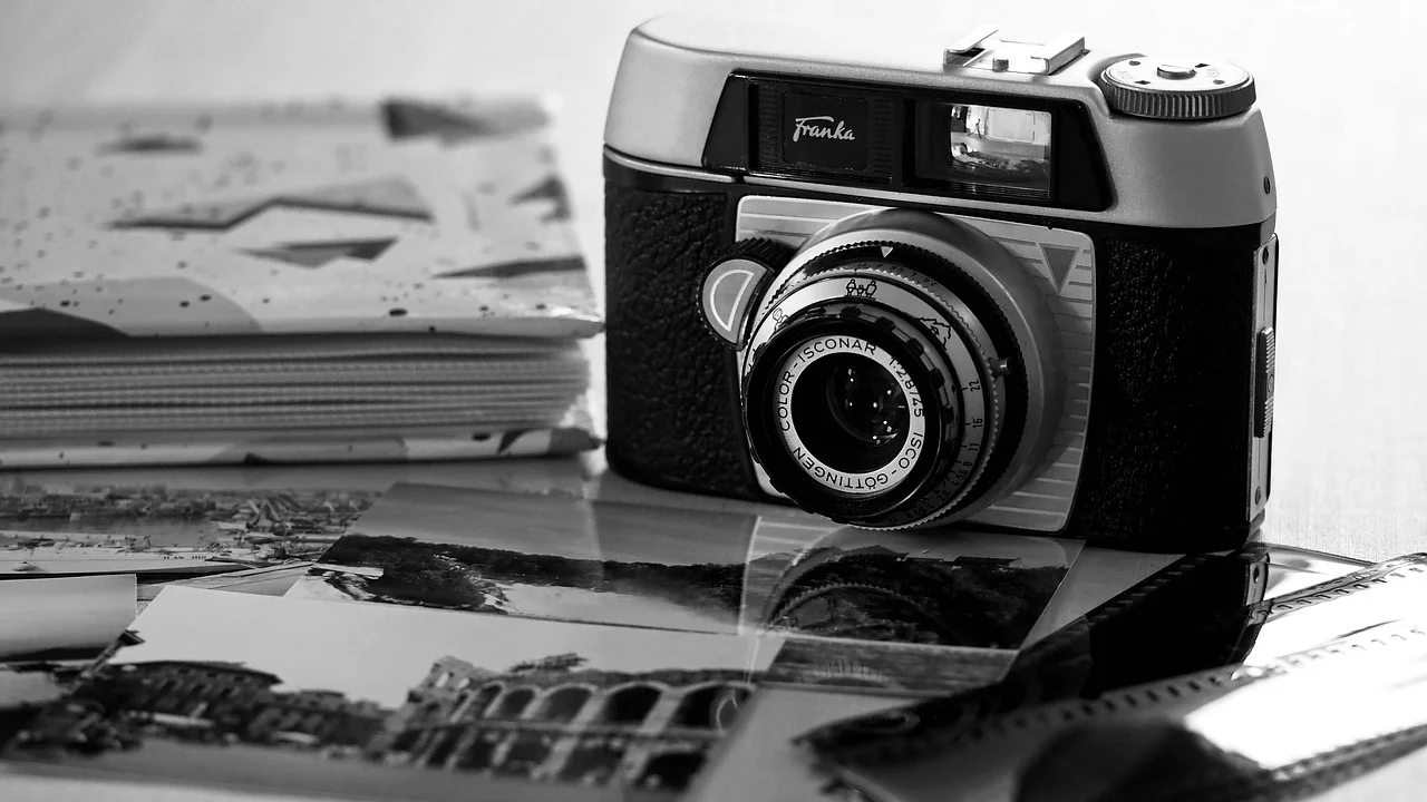 Detalhe de uma página com fotos, legendas e recortes.