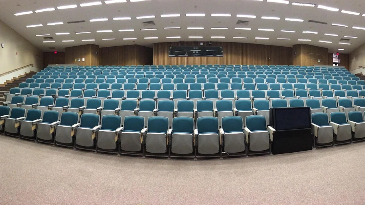 Profissional ensaiando apresentação com cronômetro.