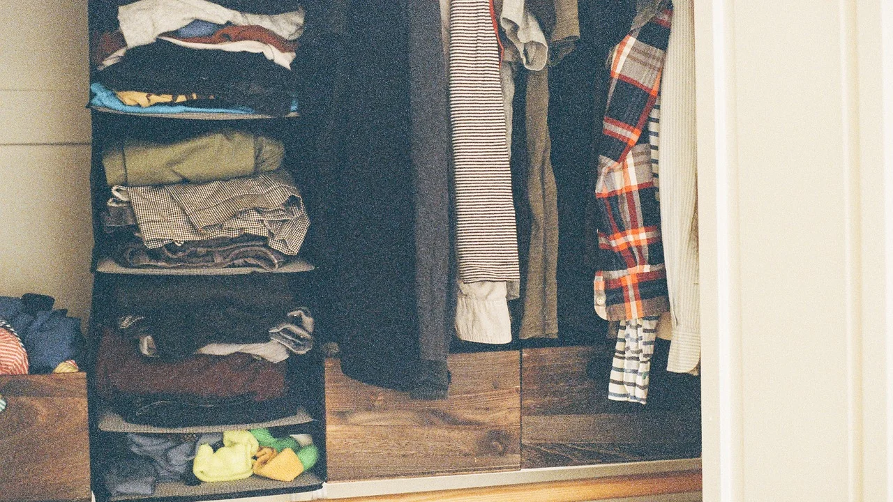 Roupas em cabides mantidas em uma área de acesso diário.