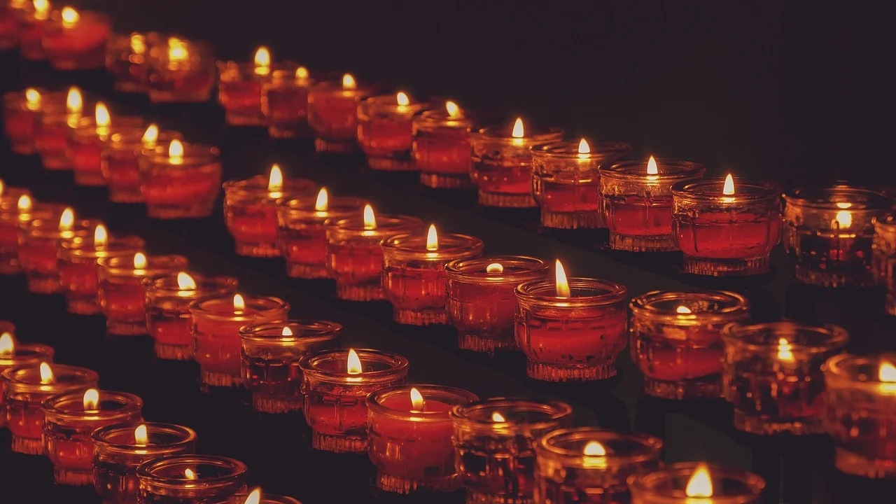 Velas artesanais prontas em potes de vidro com tampa.