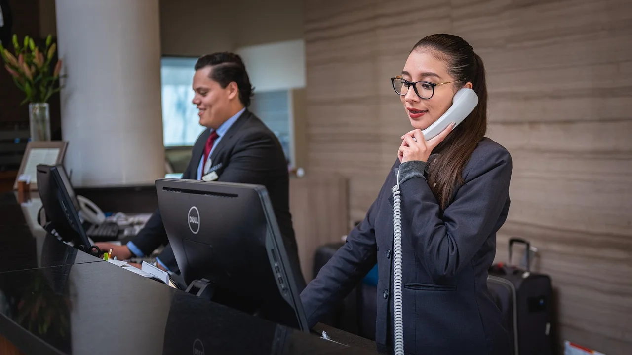 Atendente registra informações para acompanhar uma solicitação