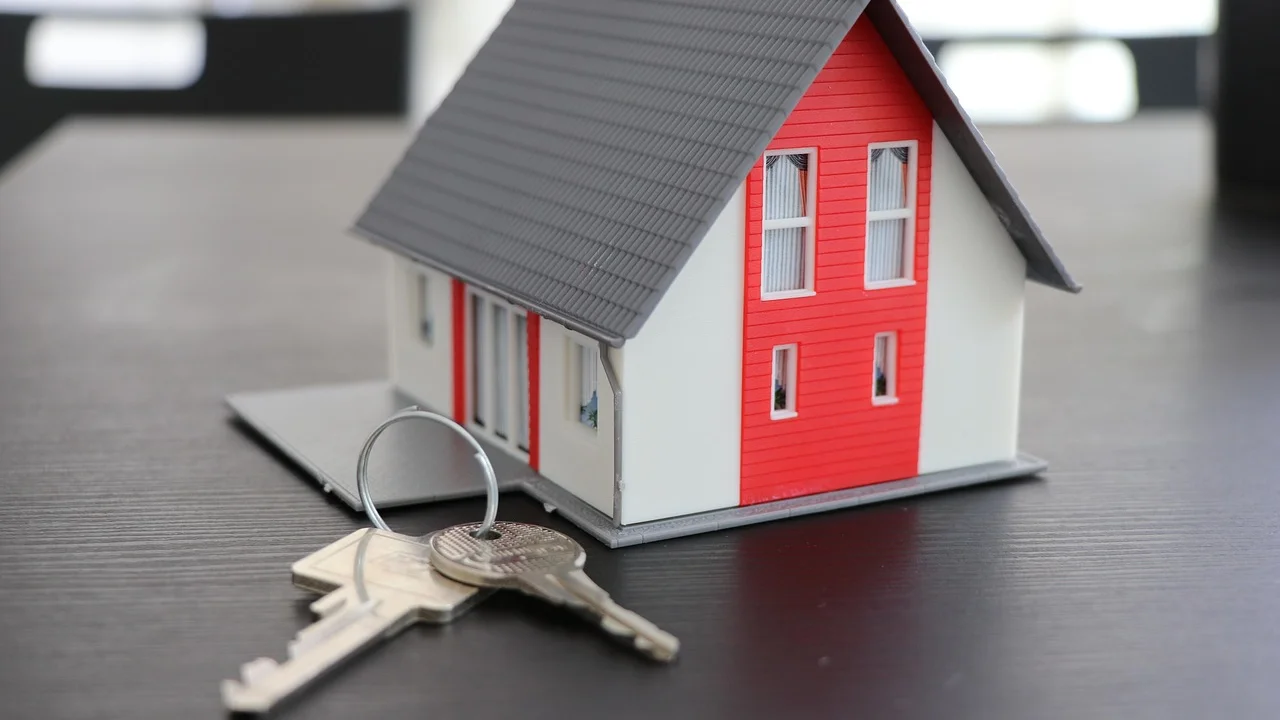 Pessoa compara propostas de crédito imobiliário.