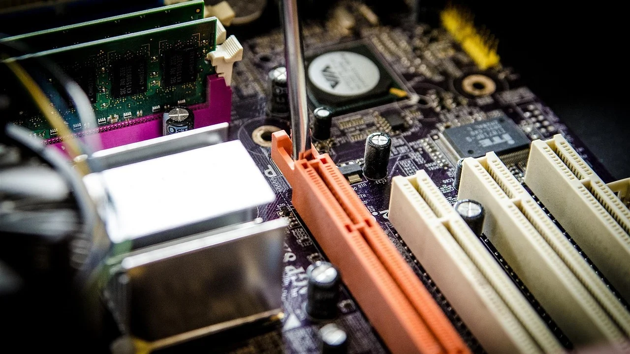 Pendrive usado para iniciar a instalação limpa do sistema.