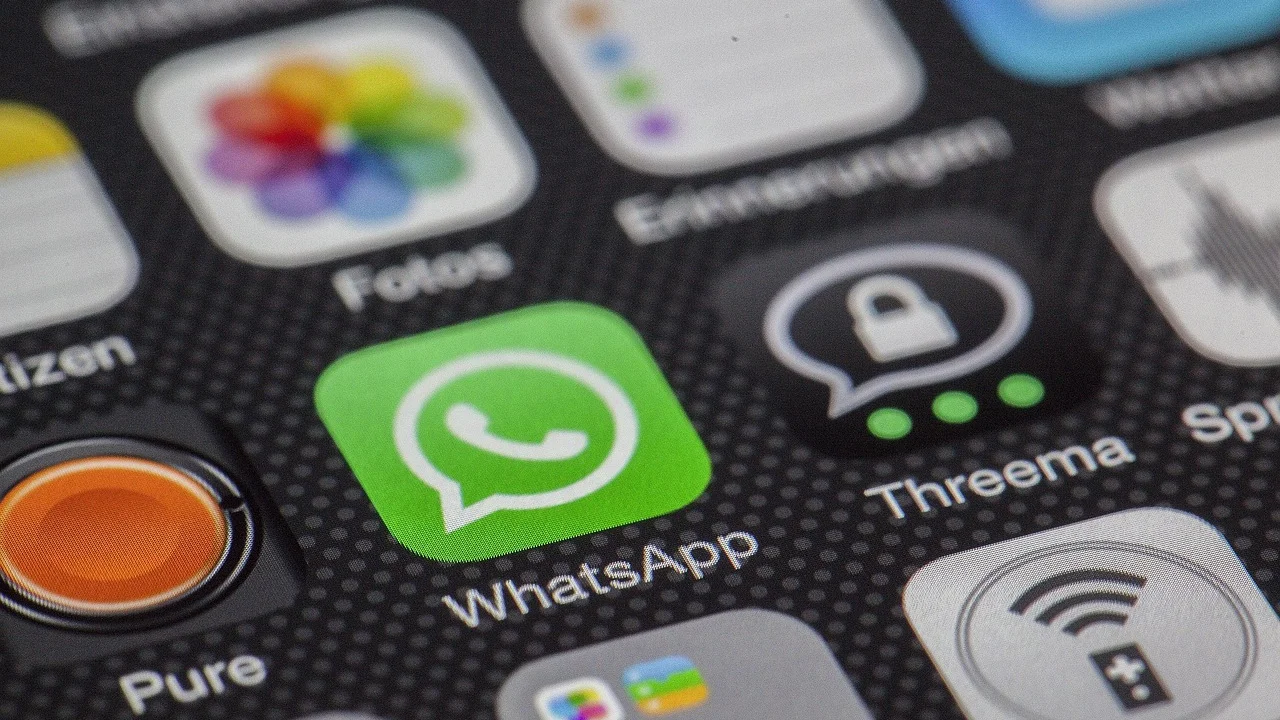 Celular com aplicativo de mensagens protegido por criptografia