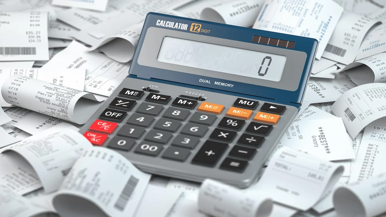 Profissional confere dados de uma nota fiscal eletrônica
