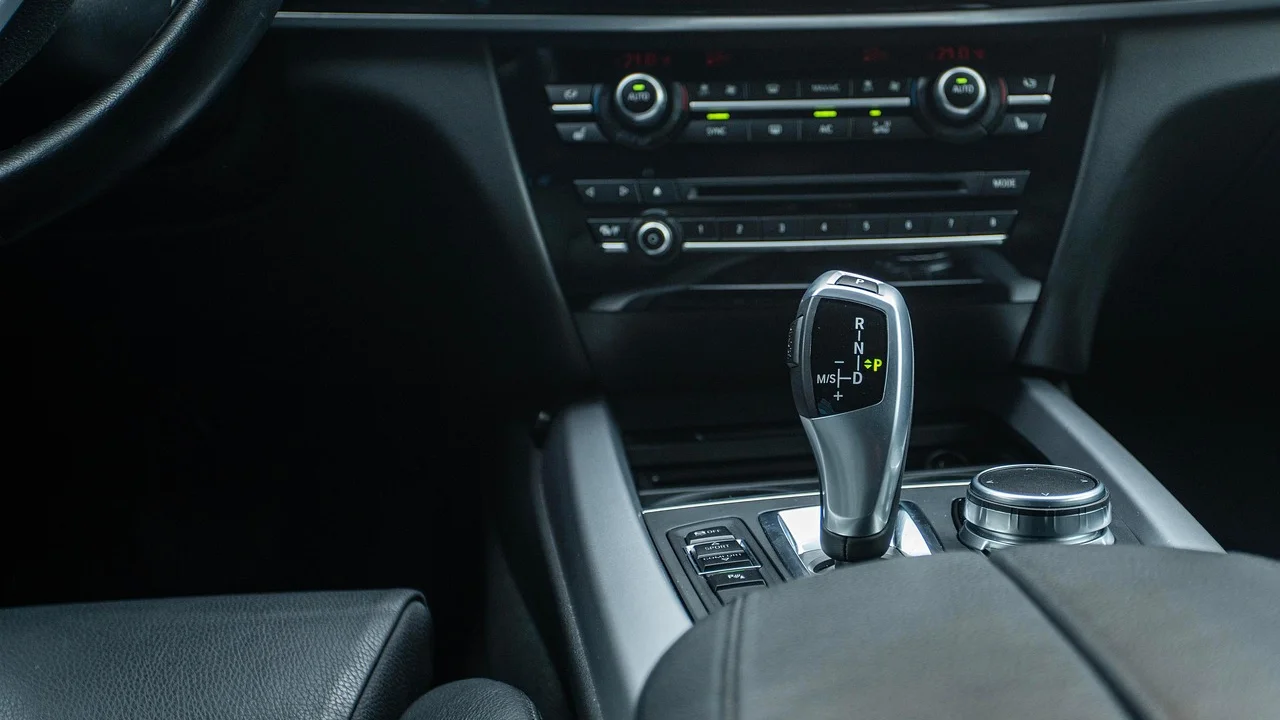 Alavanca de câmbio automático em um console central de veículo