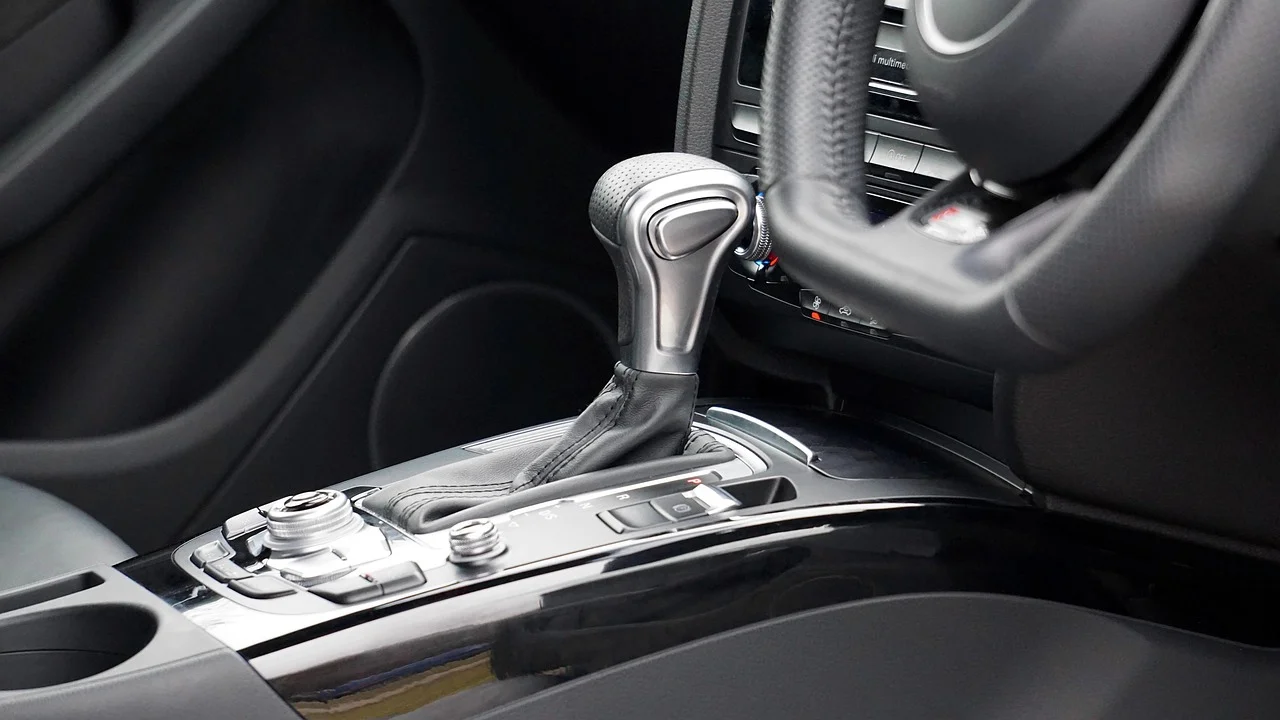 Motorista selecionando a posição Drive antes de sair