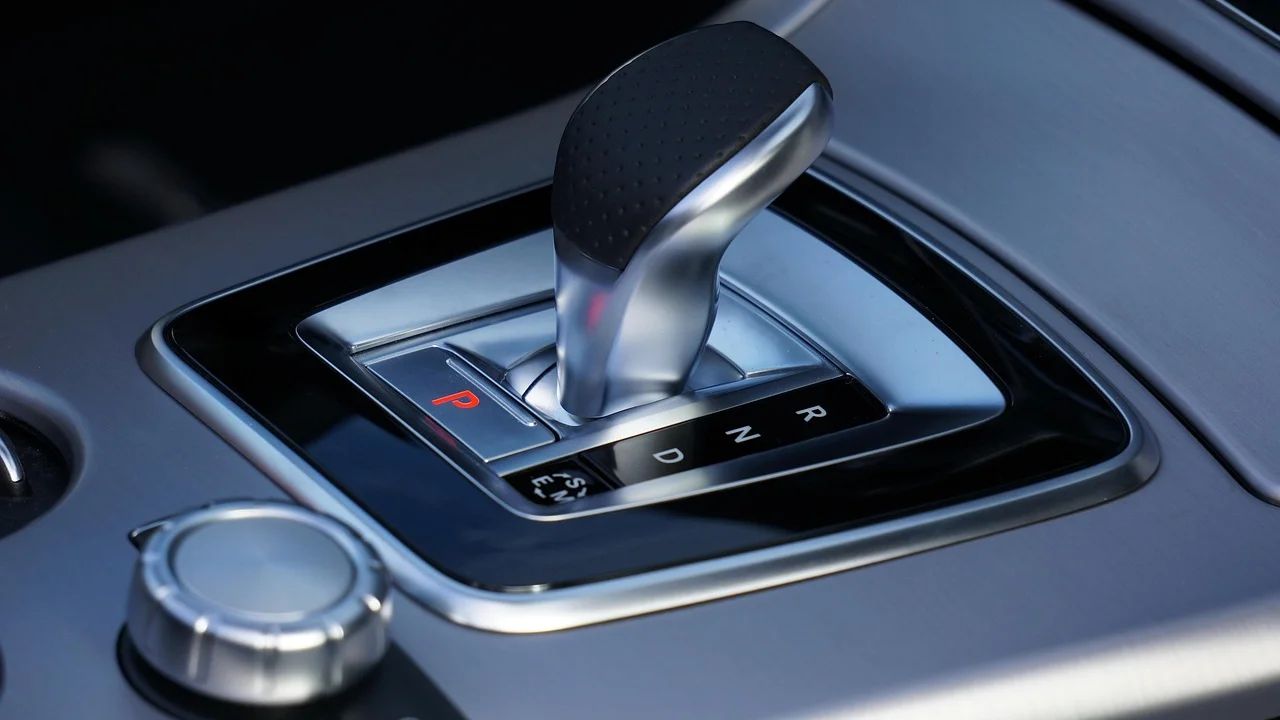 Detalhe de uma transmissão automática em manutenção