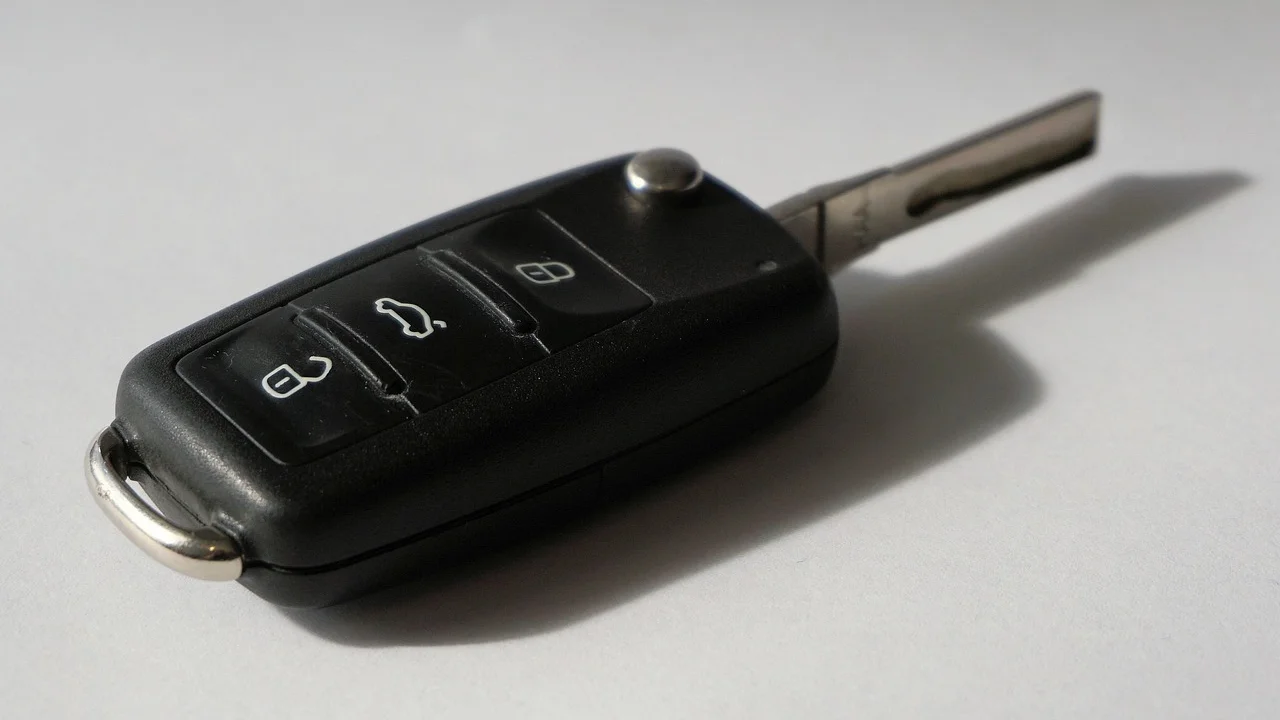 Calculadora e anotações ajudam a comparar custos do consórcio.