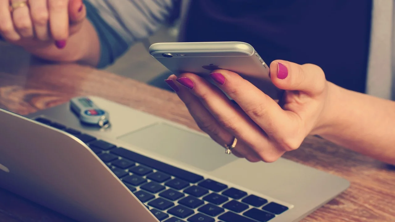 Celular, cartão bancário e computador em uma rotina de segurança digital.