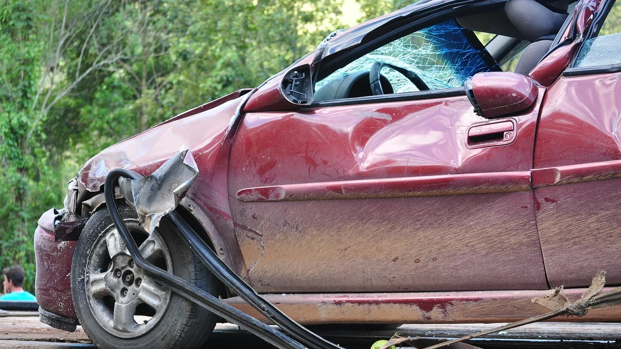 Guincho presta assistência a um automóvel parado na via
