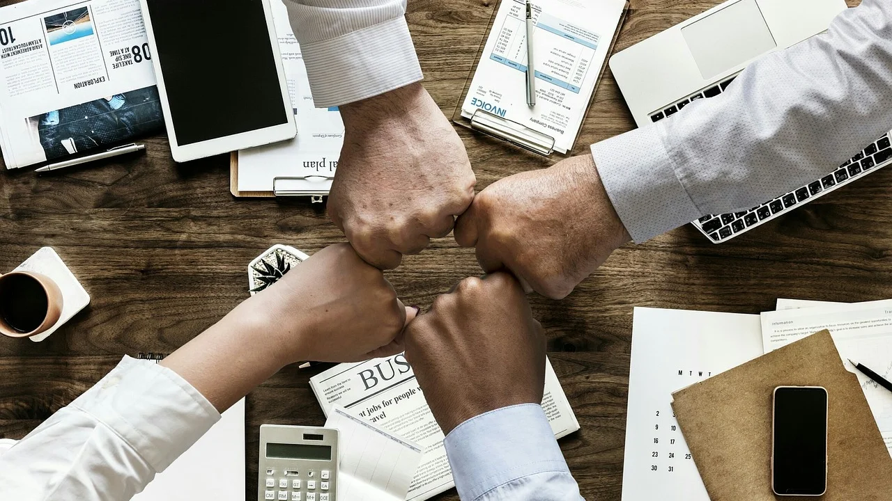 Empreendedor calcula impostos e organiza documentos da empresa.
