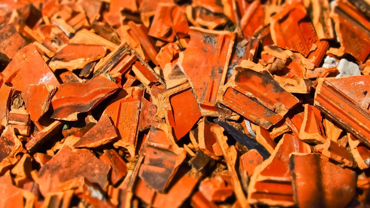Instalação de bucha após a perfuração do revestimento.