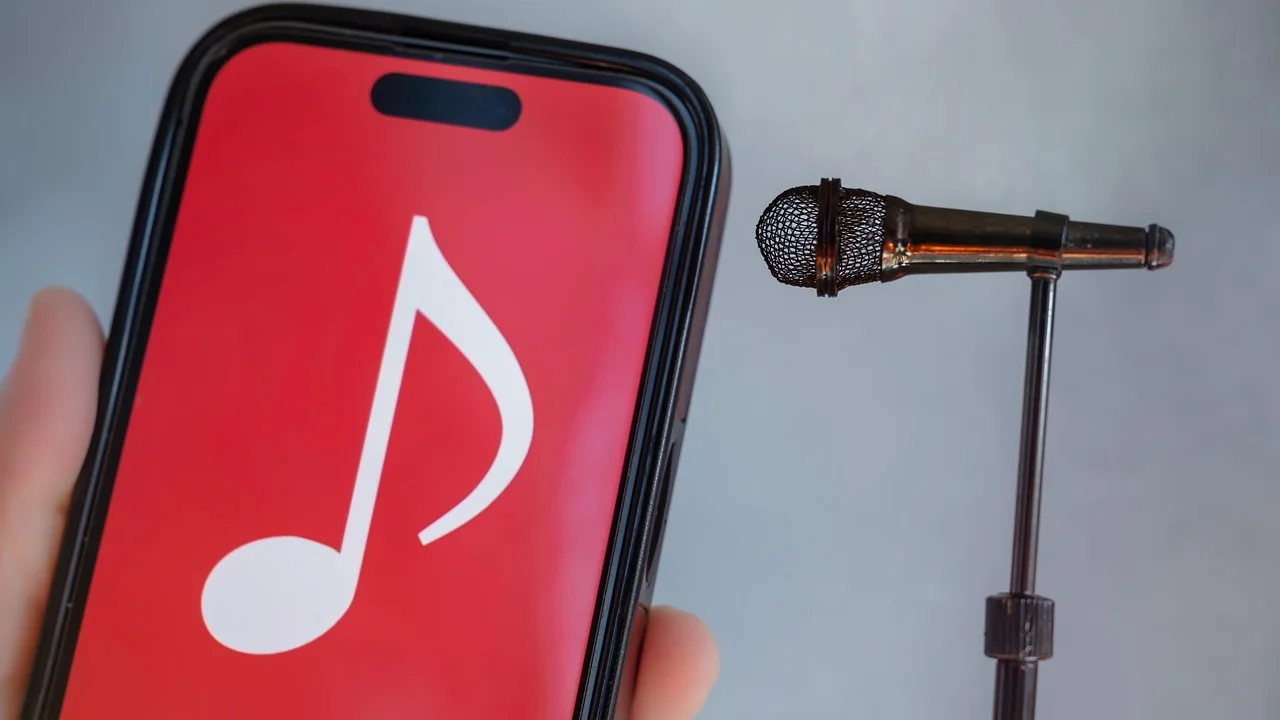 Microfone próximo a um smartphone sobre uma mesa