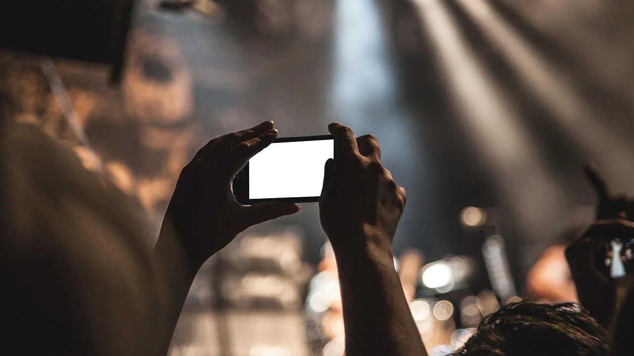 Celular apoiado em tripé para uma gravação fixa e estável.