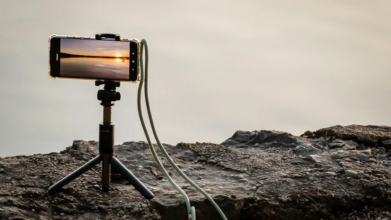 Gravação de vídeo com boa luz natural próxima a uma janela.