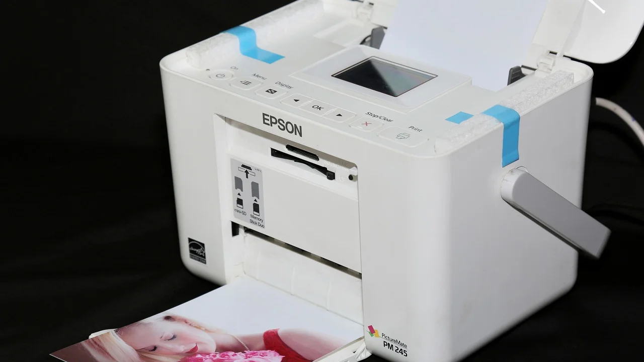 Folhas de papel fotográfico alinhadas na bandeja da impressora