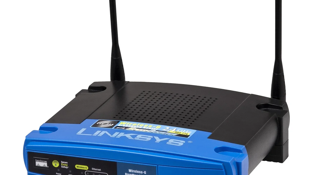 Pessoa configurando senha segura para a rede Wi-Fi