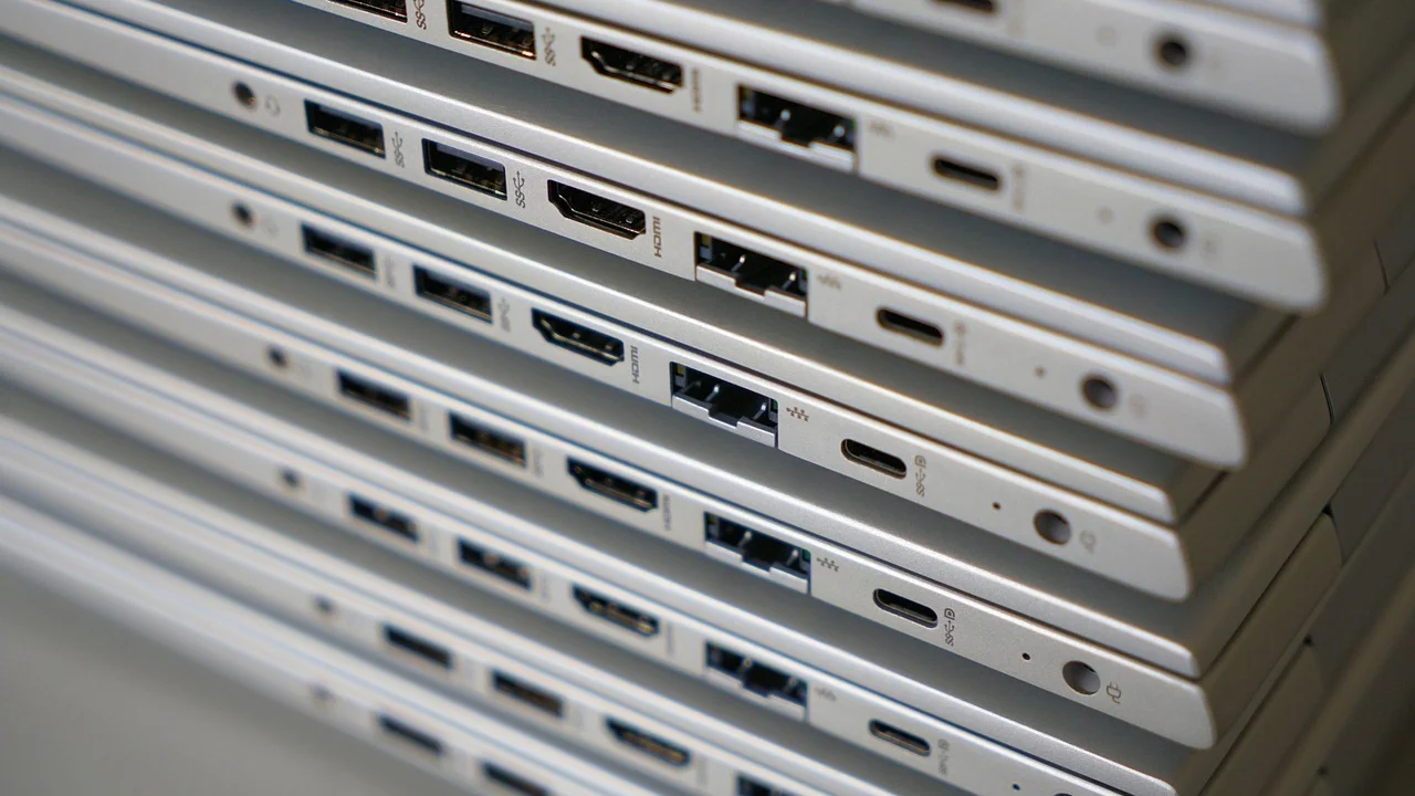 Pendrive conectado a um notebook para criar mídia de instalação.