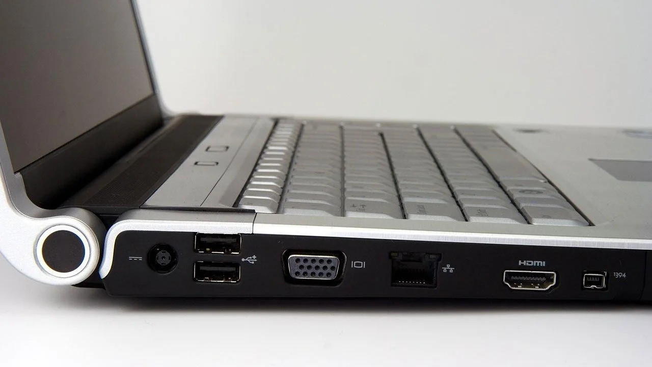 Tela de inicialização exibindo opções de boot por USB.