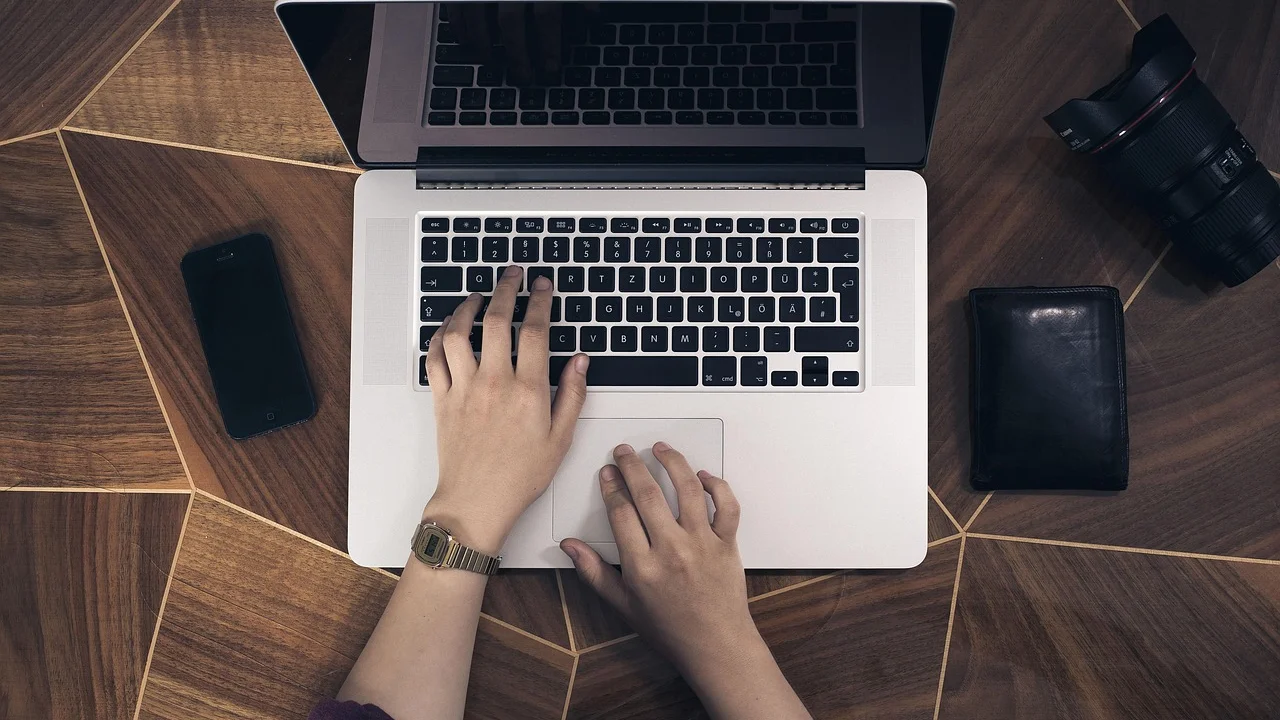 Celular conectado a um computador para transferência de vídeos