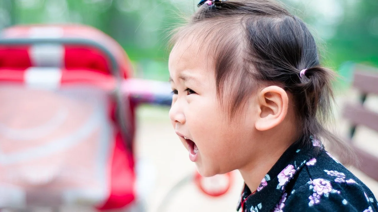 Brincadeira em família favorece vínculos e aprendizado emocional.