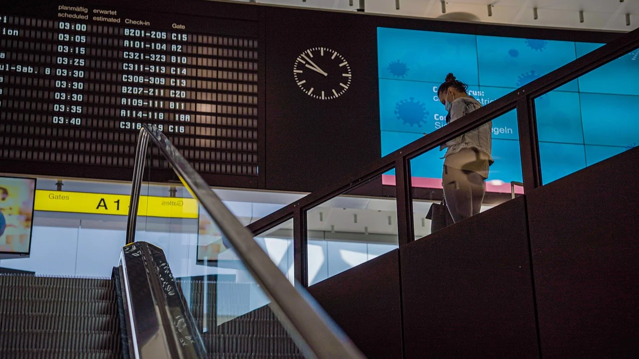 Relógio de aeroporto ajuda passageiros a acompanhar o horário local.
