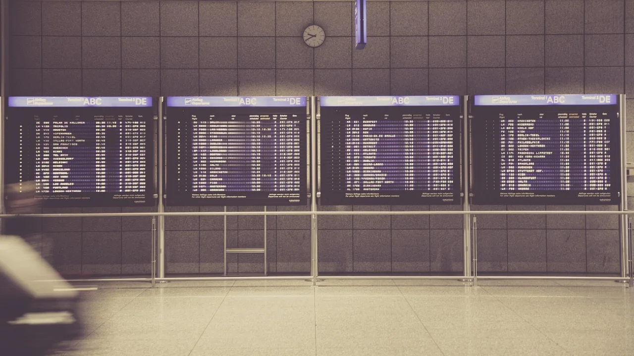 Celular mostra horários de diferentes cidades durante uma viagem.
