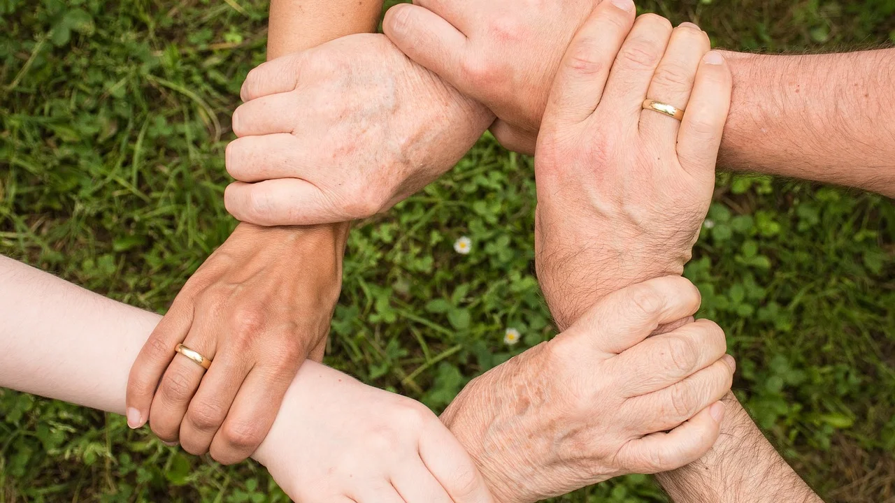 Casal participa de chamada com familiares que moram longe.