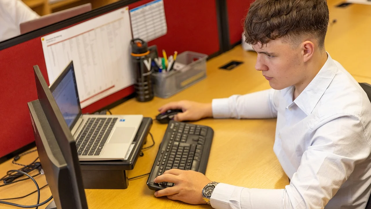 Celular no modo silencioso ao lado de materiais de estudo