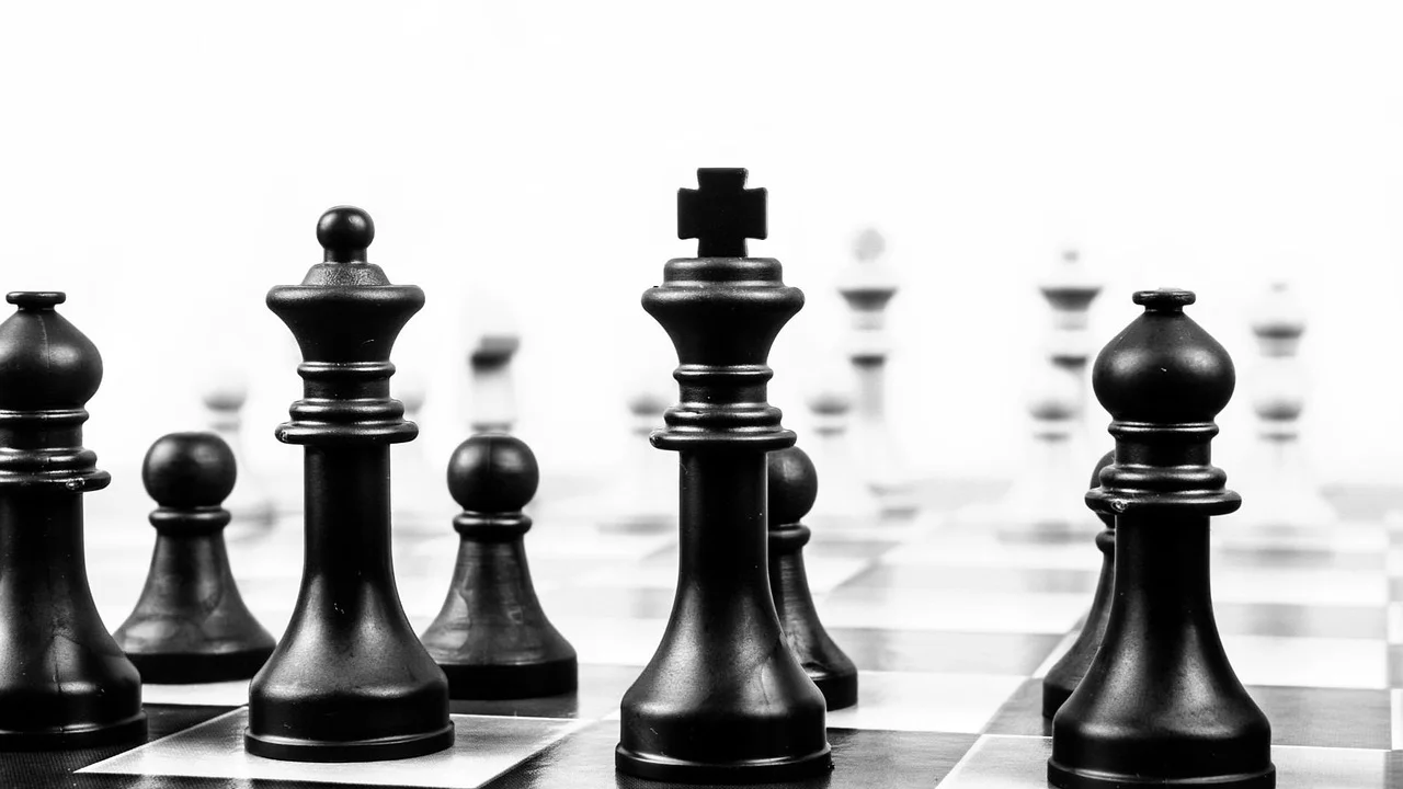 Final de partida com reis e peões no tabuleiro
