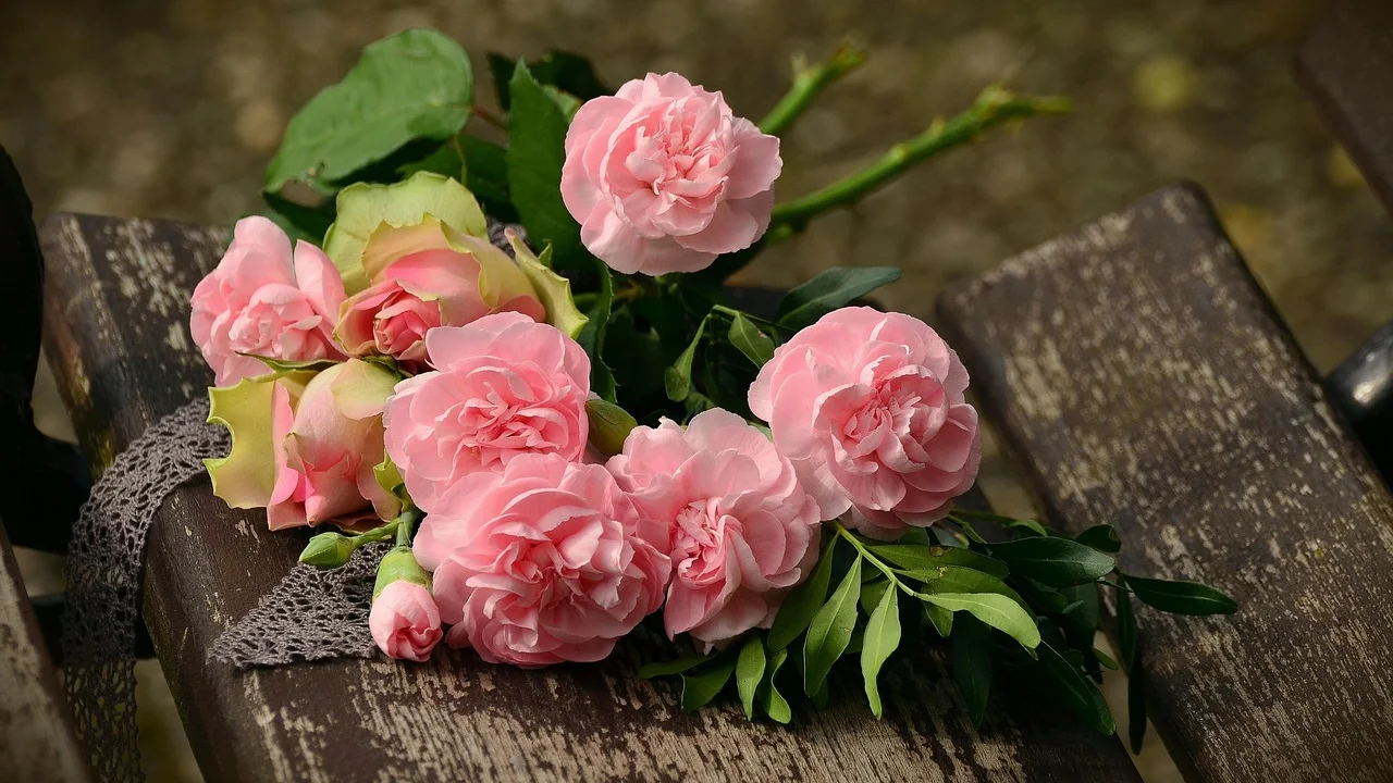 Flores e folhagens separadas para a montagem de um arranjo.