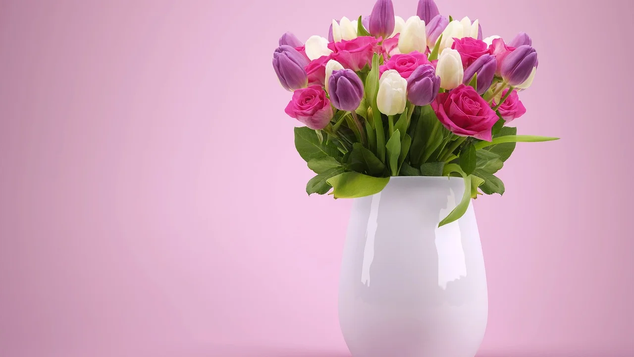 Folhagens criam textura e acabamento entre flores de diferentes tamanhos.
